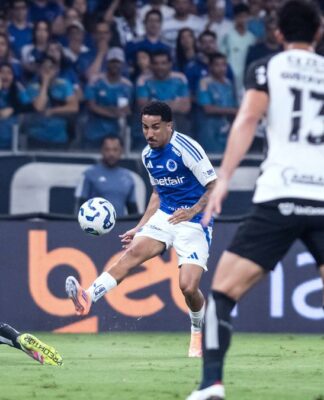Jogadores do Cruzeiro e Corinthians se enfrentam em campo