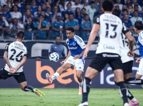 Jogadores do Cruzeiro e Corinthians se enfrentam em campo