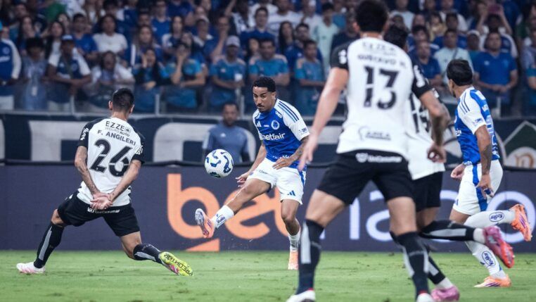 Jogadores do Cruzeiro e Corinthians se enfrentam em campo