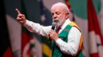 Lula gesticula durante discurso em evento em Brasília