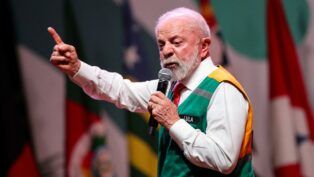 Lula gesticula durante discurso em evento em Brasília