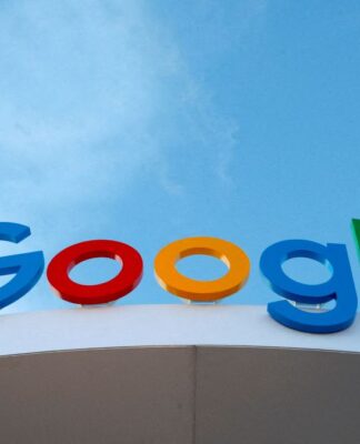 Fachada do Google, com o letreiro em cores