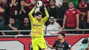 Imagem mostra o goleiro Rossi, do Flamengo, pegando uma bola durante partida com o PSG.