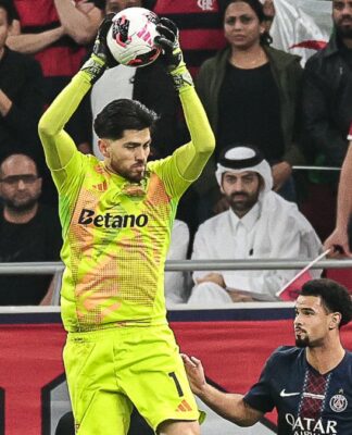 Imagem mostra o goleiro Rossi, do Flamengo, pegando uma bola durante partida com o PSG.