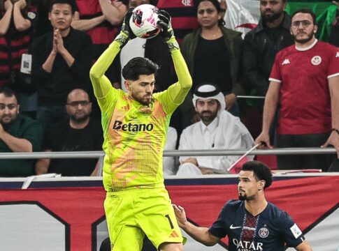 Imagem mostra o goleiro Rossi, do Flamengo, pegando uma bola durante partida com o PSG.