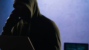 Em imagem ilustrativa, homem simula golpe na internet