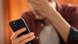 Pessoa sofrendo golpe