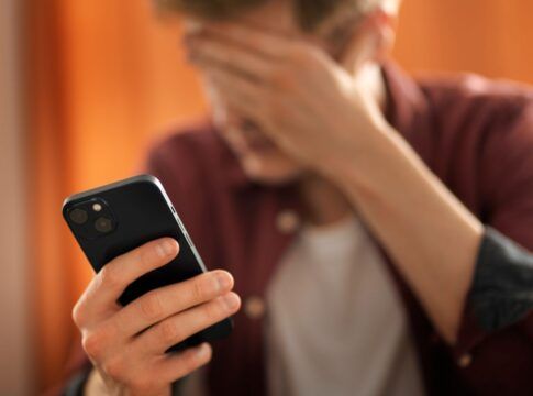 Pessoa sofrendo golpe