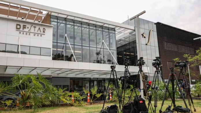 Bolsonaro apresenta crise de soluços e pressão alta após procedimento