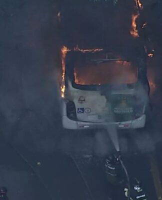 Ônibus pega fogo após pane elétrica na Zona Leste de São Paulo; ninguém ficou ferido