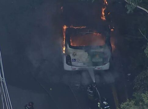 Ônibus pega fogo após pane elétrica na Zona Leste de São Paulo; ninguém ficou ferido