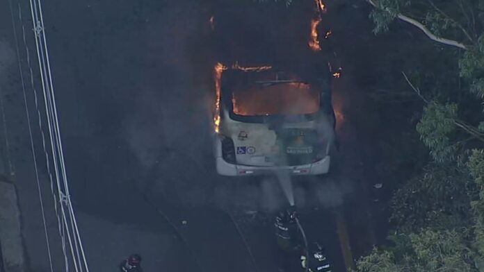 Ônibus pega fogo após pane elétrica na Zona Leste de São Paulo; ninguém ficou ferido