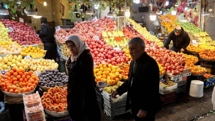 Um mercado no Irã durante a crise econômica enfrentada pelo país