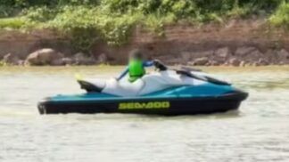 A imagem mostra uma criança muito pequena pilotando um jet ski em um corpo d'água, com o rosto borrado digitalmente para proteger sua identidade, conforme indicado pela nota do Conselho Tutelar sobre o episódio.