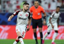 Imagem mostra o jogador do Flamengo Jorginho em campo, durante Copa Intercontinental 2025.