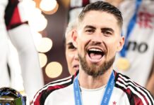 A imagem é um close-up frontal do jogador de futebol Jorge Luiz Frello Filho (Jorginho), meio-campista do Flamengo, em um momento de intensa celebração, após uma vitória na Copa Intercontinental.