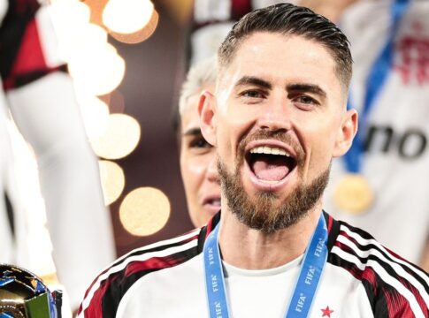 A imagem é um close-up frontal do jogador de futebol Jorge Luiz Frello Filho (Jorginho), meio-campista do Flamengo, em um momento de intensa celebração, após uma vitória na Copa Intercontinental.