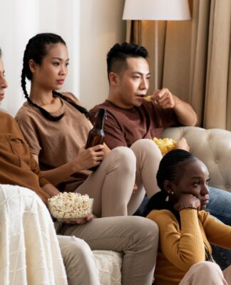 imagem ilustrativa de pessoas assistindo tv