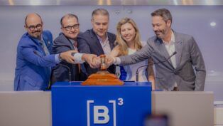 Empresários e o ministro dos Transportes batem o martelo no leilão realizado na B3