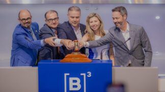 Empresários e o ministro dos Transportes batem o martelo no leilão realizado na B3