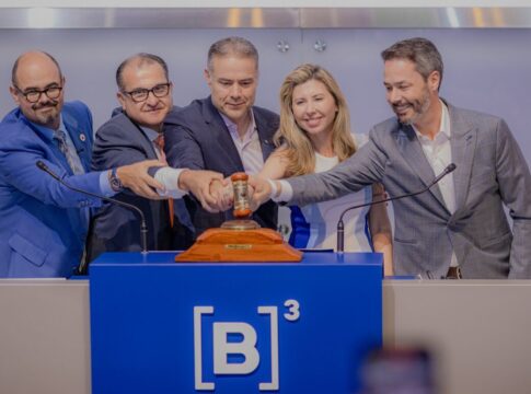 Empresários e o ministro dos Transportes batem o martelo no leilão realizado na B3