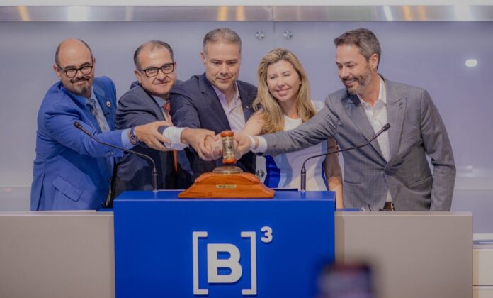 Empresários e o ministro dos Transportes batem o martelo no leilão realizado na B3