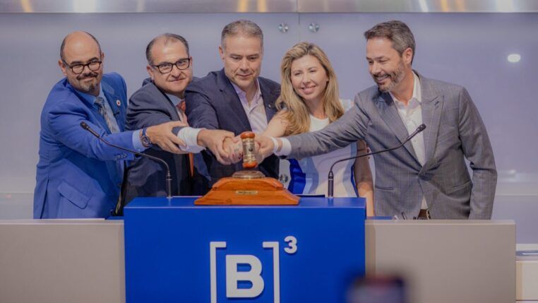 Empresários e o ministro dos Transportes batem o martelo no leilão realizado na B3