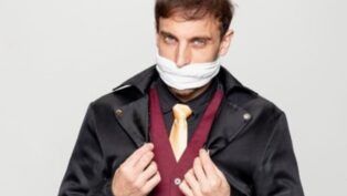 Em imagem, Leo Lins aparece com a boca "enfaixada".