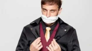 Em imagem, Leo Lins aparece com a boca "enfaixada".