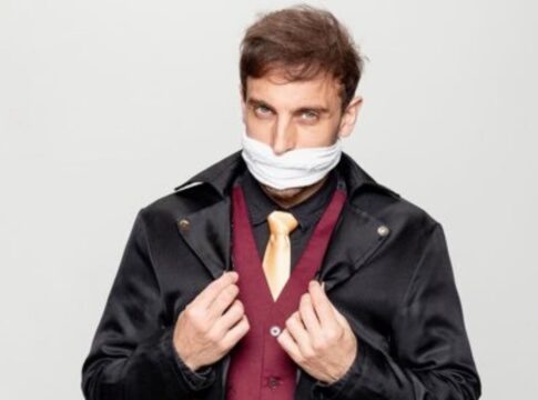 Em imagem, Leo Lins aparece com a boca 