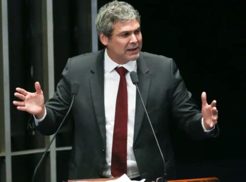 Lindbergh aciona STF após Câmara manter mandato de Zambelli