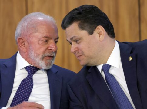 A imagem é um close-up que captura o presidente Luiz Inácio Lula da Silva e o senador Davi Alcolumbre em uma conversa íntima e concentrada, lado a lado.