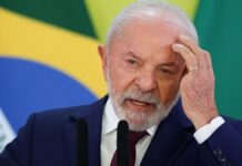 A foto é um primeiro plano (close-up) do presidente Lula, capturado do peito para cima, enquanto ele realiza um pronunciamento. Ele está centralizado e voltado ligeiramente para a direita.