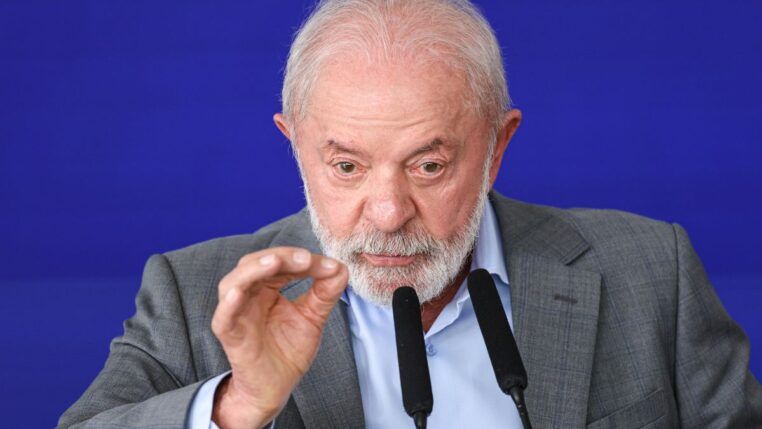 A imagem é um close-up que foca no rosto e na parte superior do tronco do presidente Luiz Inácio Lula da Silva, que está falando ou fazendo um pronunciamento.