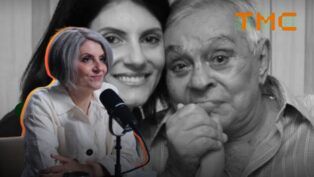 A imagem é uma montagem que combina uma cena atual da empresária e viúva de Chico Anysio, Malga Di Paula, em um estúdio de podcast ou entrevista, com uma foto de recordação em preto e branco dela e do humorista.