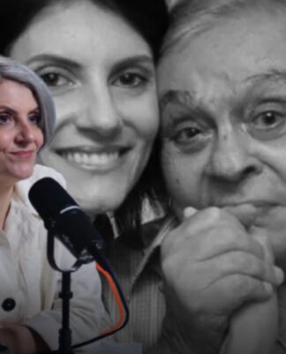 A imagem é uma montagem que combina uma cena atual da empresária e viúva de Chico Anysio, Malga Di Paula, em um estúdio de podcast ou entrevista, com uma foto de recordação em preto e branco dela e do humorista.