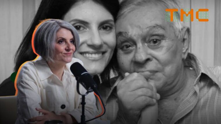 A imagem é uma montagem que combina uma cena atual da empresária e viúva de Chico Anysio, Malga Di Paula, em um estúdio de podcast ou entrevista, com uma foto de recordação em preto e branco dela e do humorista.