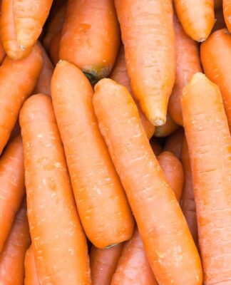 Na foto estão espalhadas diversas cenouras.