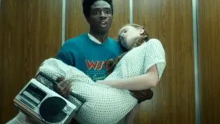 Em imagem da série, o personagem Lucas, tenta fugir do hospital do Max em seu colo