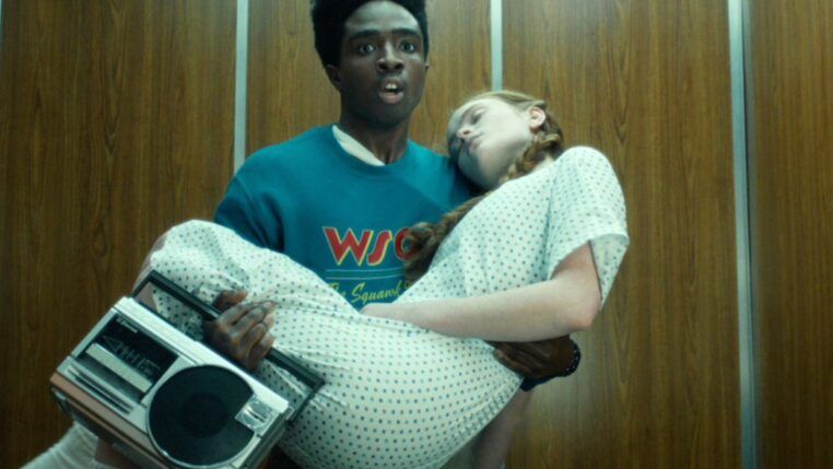 Em imagem da série, o personagem Lucas, tenta fugir do hospital do Max em seu colo