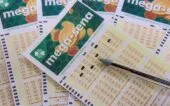 Cartelas da Mega-Sena assinaladas com uma caneta sobre elas
