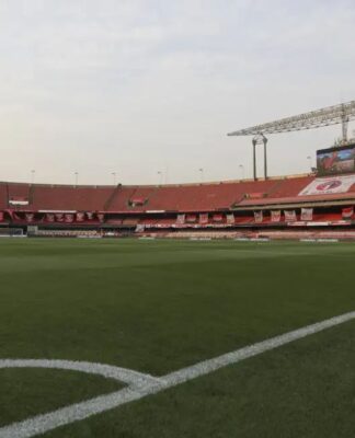 Esta é uma foto em plano aberto do gramado do Estádio Cícero Pompeu de Toledo, popularmente conhecido como Morumbi, a casa do São Paulo Futebol Clube (SPFC), com o nome comercial atual de Morumbis.