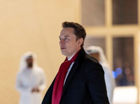 UE investiga X por imagens sexualizadas do Grok após protestos públicos