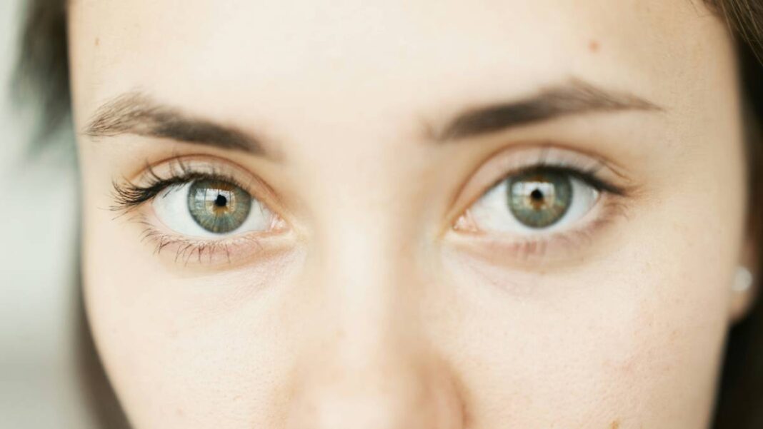 Foto dos olhos de uma mulher