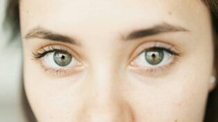 Foto dos olhos de uma mulher