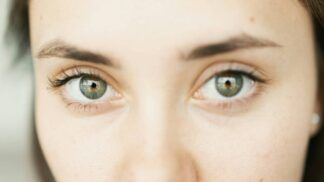 Foto dos olhos de uma mulher