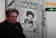 Esta imagem é uma montagem que combina um registro histórico em preto e branco com uma foto atual e colorida do Padre Fábio Vieira, criando uma ponte entre o passado de Carlo Acutis e o presente do sacerdote.