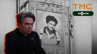 Esta imagem é uma montagem que combina um registro histórico em preto e branco com uma foto atual e colorida do Padre Fábio Vieira, criando uma ponte entre o passado de Carlo Acutis e o presente do sacerdote.