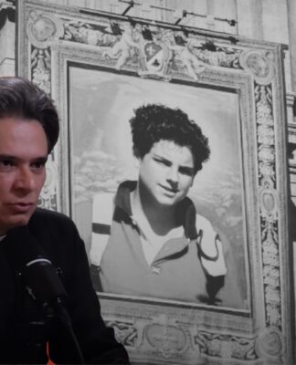 Esta imagem é uma montagem que combina um registro histórico em preto e branco com uma foto atual e colorida do Padre Fábio Vieira, criando uma ponte entre o passado de Carlo Acutis e o presente do sacerdote.