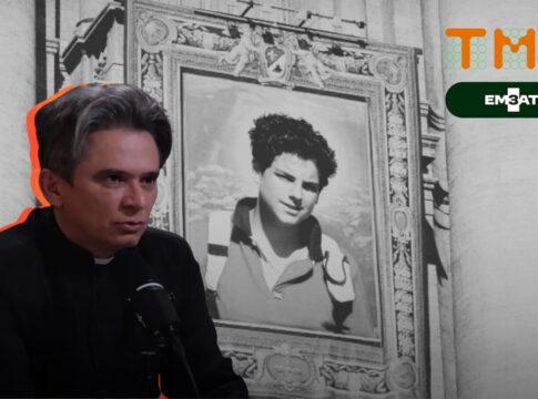 Esta imagem é uma montagem que combina um registro histórico em preto e branco com uma foto atual e colorida do Padre Fábio Vieira, criando uma ponte entre o passado de Carlo Acutis e o presente do sacerdote.